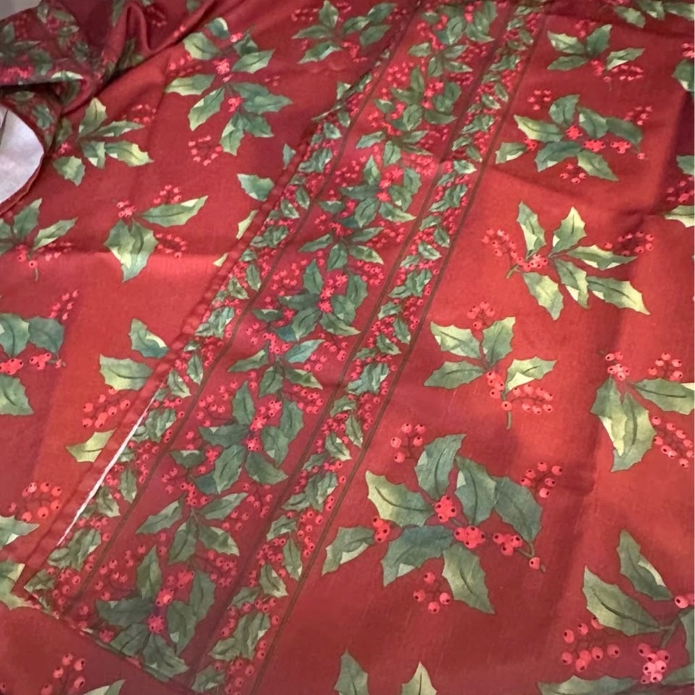 Festive Red and Green Holly Tablecloth 84x60
